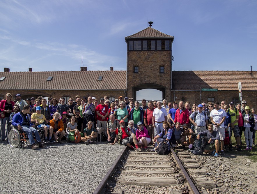 Účastníci Vrba-Wetzler memoriálu pred vstupom do Auschwitz-Birkenau.